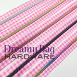 #5 Glidelåsbånd lys rosa gingham med fargede nylontenner